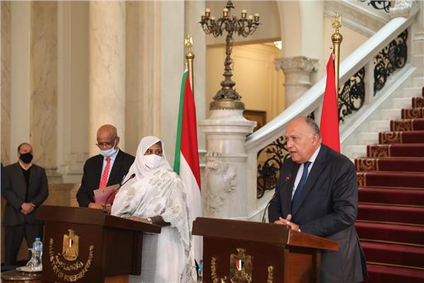 وزير الخارجية المصري مع نظيرته الوزيرة السودانية